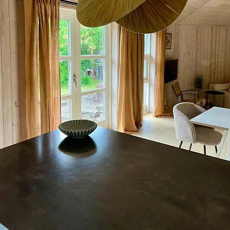 Modern Family House Near Mon Harbour 펜션 *