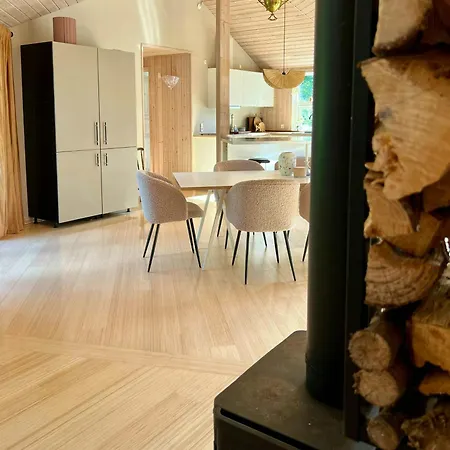 Dom wakacyjny Modern Family House Near Mon Harbour Askeby